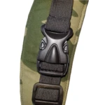 Hebilla de seguridad negra con correa de camuflaje verde para sujeta cabezas de bebé en silla de carro.