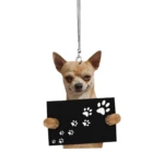 Adorno colgante de chihuahua sonriente sosteniendo pizarra negra con huellas de patas blancas.