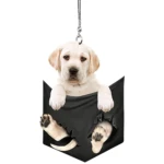 Adorno colgante de labrador cachorro asomándose de bolsillo rasgado, fondo negro.