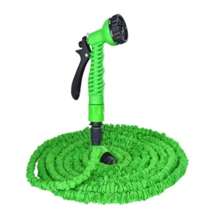 Aspersor verde de 15 metros expandible, con gatillo ergonómico y cabezal multichorro, enrollado en espiral.