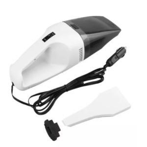 Aspiradora de coche portátil blanca con cable, enchufe para auto, accesorio plano y adaptador negro.