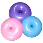 Tres donas de yoga y pilates en colores rosa, azul y morado para entrenamiento y equilibrio.