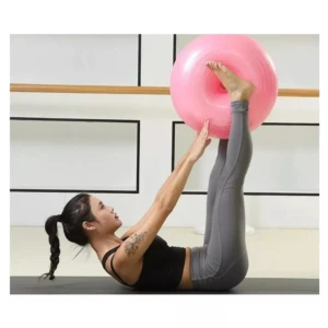 Dona de yoga rosa con mujer ejercitándose, para entrenamiento y equilibrio.