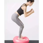 Mujer en dona de yoga rosa fortaleciendo equilibrio.