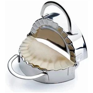 Molde metálico plateado para hacer empanadas con borde rizado y relleno, asa plateada.