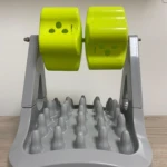 Comedero para mascotas rodillo interactivo verde lima y gris con base texturizada para ralentizar la alimentación.