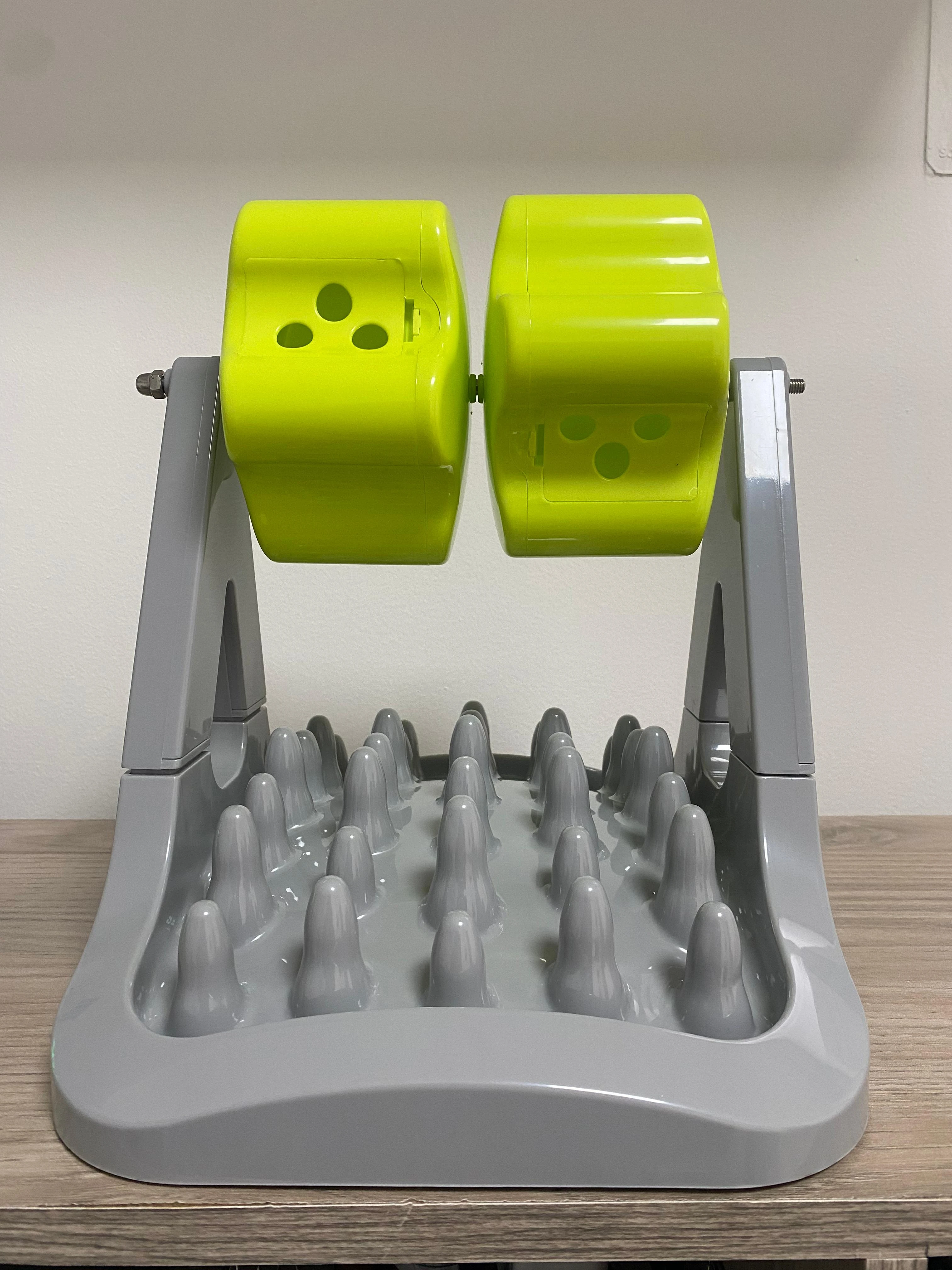 Comedero para mascotas rodillo interactivo verde lima y gris con base texturizada para ralentizar la alimentación.
