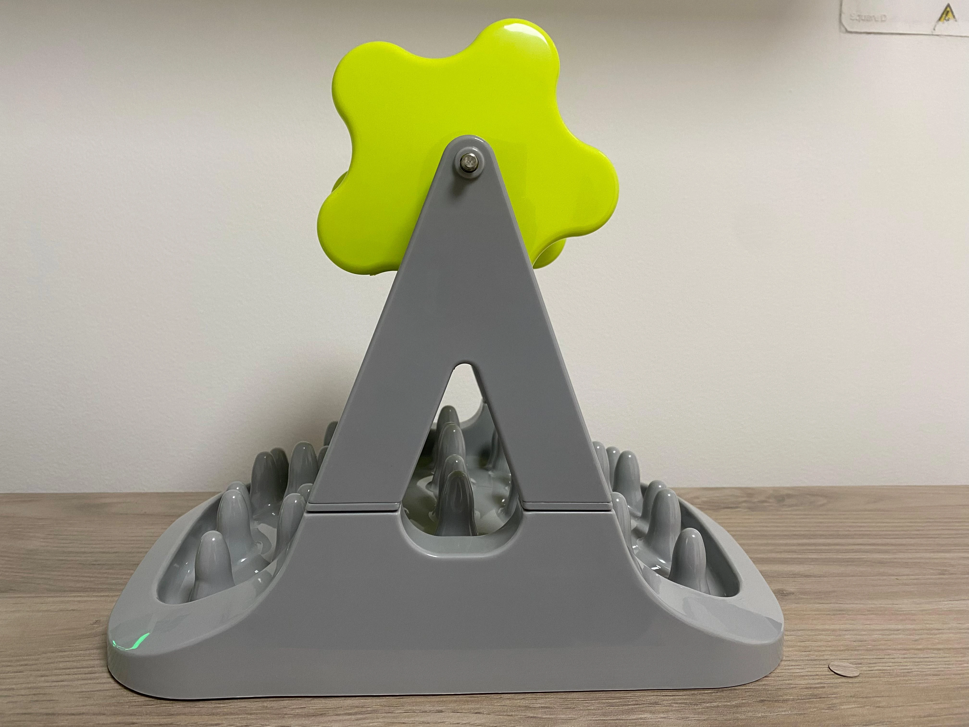 Comedero para mascotas de rodillo, gris con accesorio verde en forma de flor, para ralentizar la alimentación.