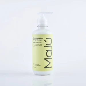 Crema de peinar termoprotectora Majú de 350 ml en envase cilíndrico blanco con dispensador de bomba, etiqueta amarilla y fórmula con aceites naturales.