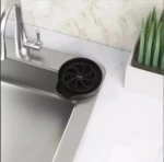 Lava copas negro para tarja, con aspas giratorias para limpieza rápida de vasos.