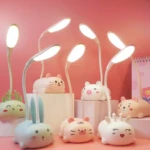 Set de mini lámparas de escritorio LED recargables USB con diseños de animales kawaii, colores pastel y cuellos flexibles, dispuestas sobre soportes.