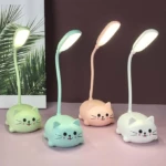 Cuatro lámparas de escritorio LED recargables con base en forma de gato estilo kawaii en colores verde claro, turquesa, rosado y blanco con cuello flexible.
