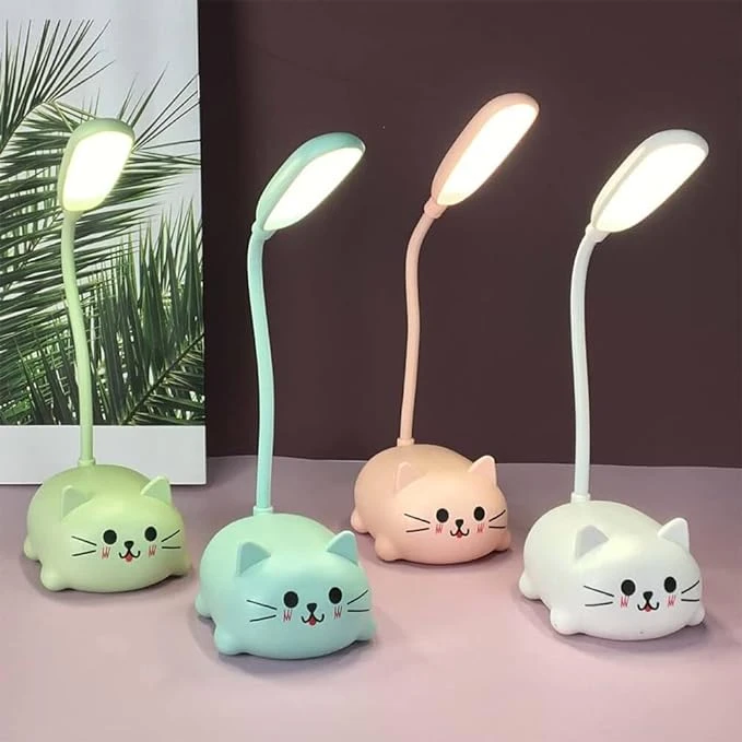Cuatro lámparas de escritorio LED recargables con base en forma de gato estilo kawaii en colores verde claro, turquesa, rosado y blanco con cuello flexible.