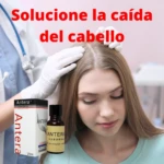 Persona con bata médica examina el cuero cabelludo de una mujer, junto a un frasco de 20ml de tónico capilar Antera y su caja de empaque.