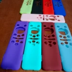 Fundas para control remoto en colores vibrantes: morado, turquesa, vino tinto y azul claro.