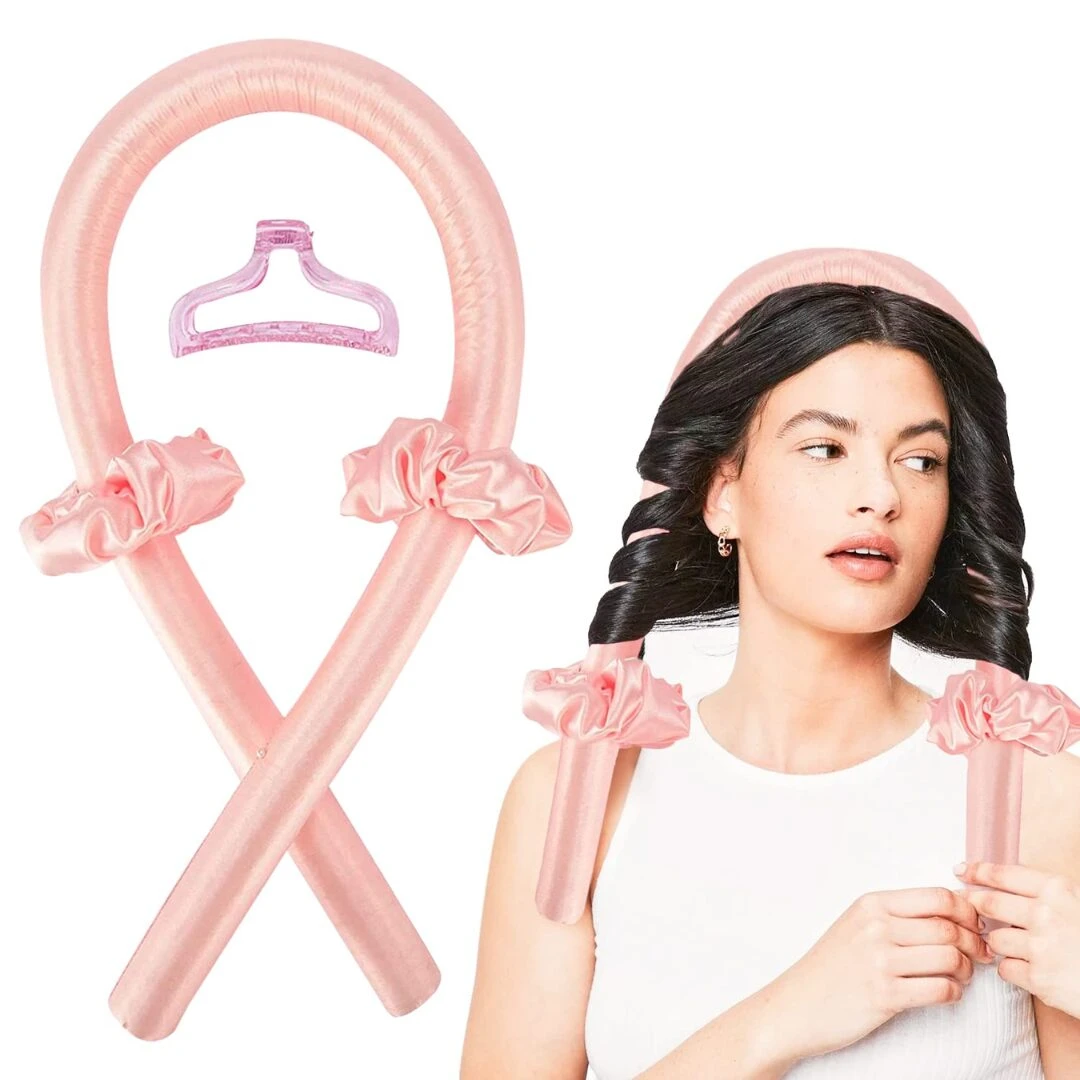 Kit de rizadora sin calor de satén rosado con pinza y dos coleteros, junto a una mujer usándolo para crear ondas definidas en su cabello oscuro.