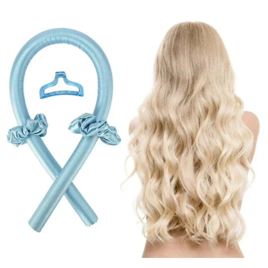 Rizadora de cabello sin calor de tela satinada azul, incluye un gancho tipo pinza y dos scrunchies a juego, junto a modelo de larga melena ondulada.