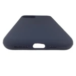 Funda de silicona azul marino para iPhone 11 Pro con cortes precisos para puertos.