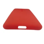 Protector de silicona rojo mate para Xiaomi Mi 9T, vista lateral con puertos accesibles.