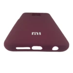 Funda de silicona color borgoña para Redmi Note 9S con logo MI y recortes para botones y puerto.