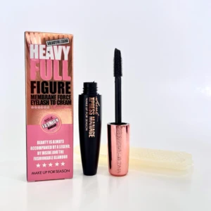 Caja y set de máscara de pestañas HEAVY FULL FIGURE negra para realce y volumen, Make Up For Season.