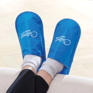 Pantuflas azules de enfriamiento con texto "Chillmax Cooling Slippers".