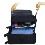 Estante de viaje colgante plegable negro con ropa organizada: corbatas, camisa azul, cinturón.