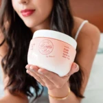 Tratamiento nutritivo capilar Murena en envase blanco y rosa, con ingredientes como argán y aloe vera.
