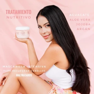 Mujer sonríe mostrando tratamiento capilar nutritivo, con aguacate, aloe vera, jojoba y argán para cabellos maltratados.