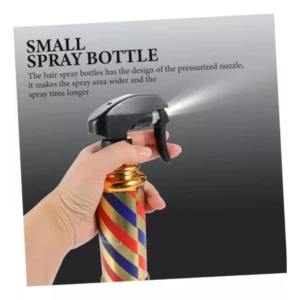 Mano sosteniendo una botella spray para peinar con diseño de franjas diagonales rojas, blancas y azules, estilo barbería, y boquilla negra de presión.