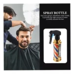 Botella spray para peinar con diseño de poste de barbería, atomizador de niebla fina, cabezal negro y cuerpo metálico cilíndrico en una sesión de corte.