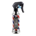 Botella spray para peinar con diseño cilíndrico de poste de barbería clásico, cuerpo a rayas rojo, blanco y azul, base metálica y gatillo negro.