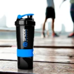 Termo mezclador shaker negro con detalles azules, ideal para bebidas deportivas.