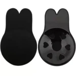 Par de sujetadores autoadhesivos de silicona negros con diseño de orejas de conejo, mostrando al lado izquierdo la superficie lisa y al derecho el interior.