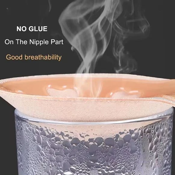 Sujetador autoadhesivo de silicona color piel sobre un vaso con vapor, mostrando la zona central libre de adhesivo para mayor transpirabilidad.