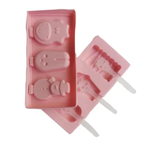 Molde de silicona rosada para tres helados con figuras infantiles y tres palitos plásticos incluidos, mostrado en vista superior y de lado.