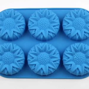 Molde de silicona azul para repostería con seis cavidades en forma de girasol, ideal para hornear o moldear postres con relieve detallado.