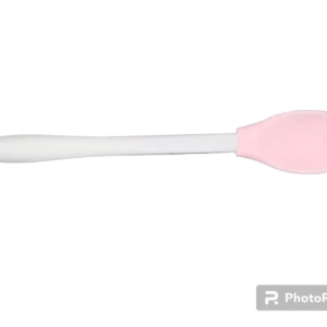 Cuchara de silicona con punta redonda color rosa suave y mango largo de plástico rígido blanco, ideal para alimentación infantil o repostería.