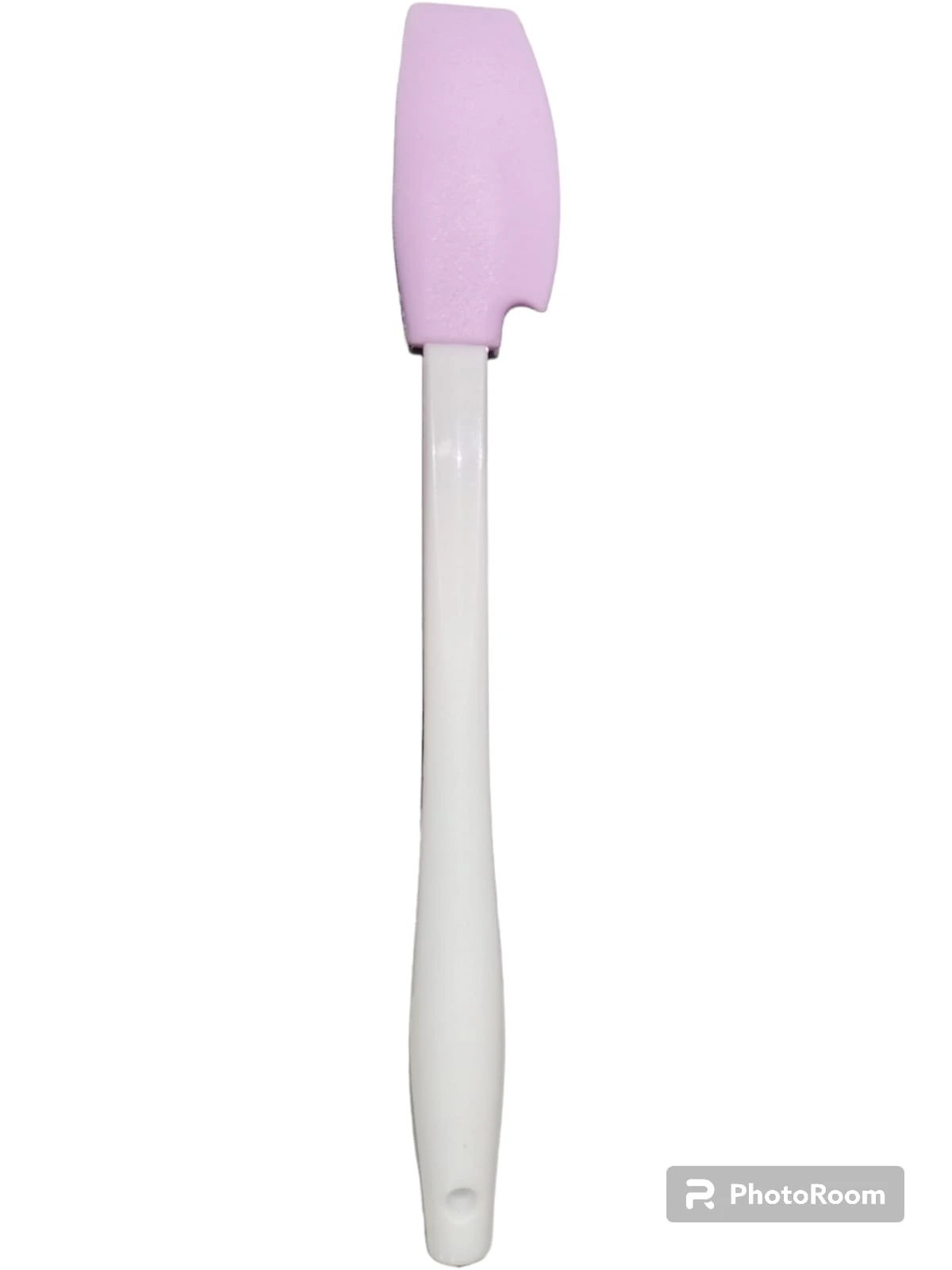 Espátula de cocina con cabezal de silicona color lila y mango blanco liso, diseñada con borde asimétrico para uso en repostería y mezcla de alimentos.