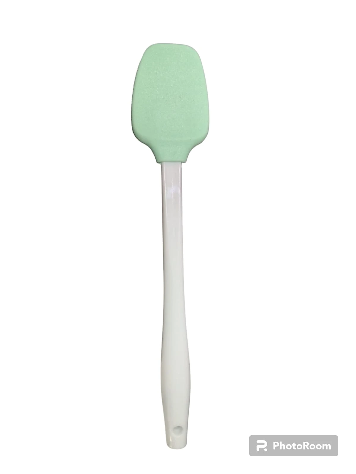 Espátula de cocina con cabezal plano de silicona color verde menta y mango largo de plástico blanco con orificio para colgar en el extremo inferior.