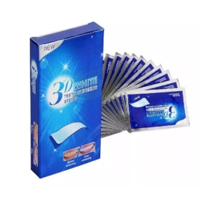 Caja azul de bandas blanqueadoras 3D White junto a varios sobres individuales plateados y azules, mostrando los resultados antes y después del tratamiento.