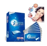 Caja de bandas blanqueadoras de dientes 3D White color azul, junto a varios sobres individuales y con resultados antes y después del tratamiento.