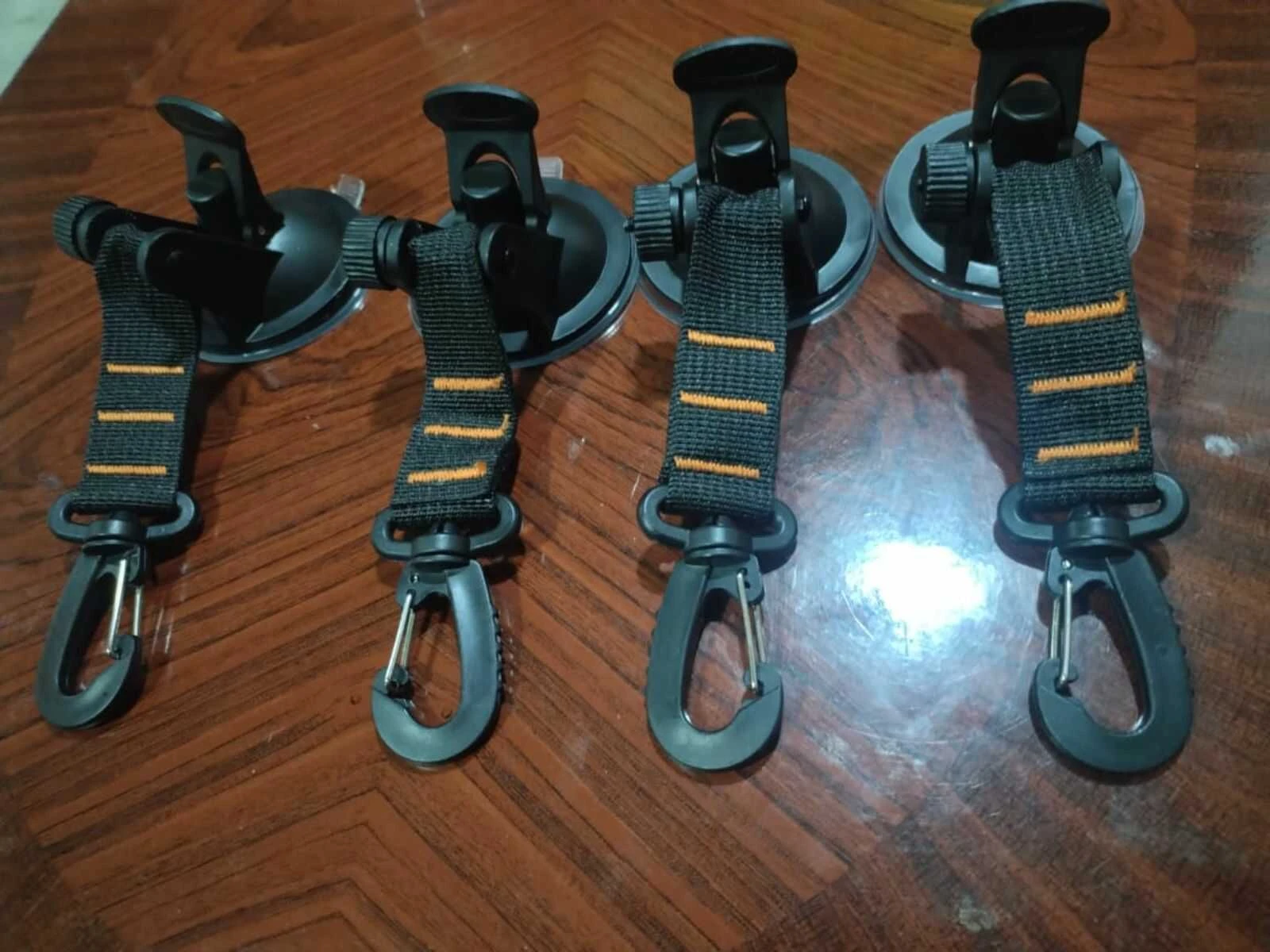 Set x4 ganchos negros con correas y carabiners para fijar, sujeción segura.