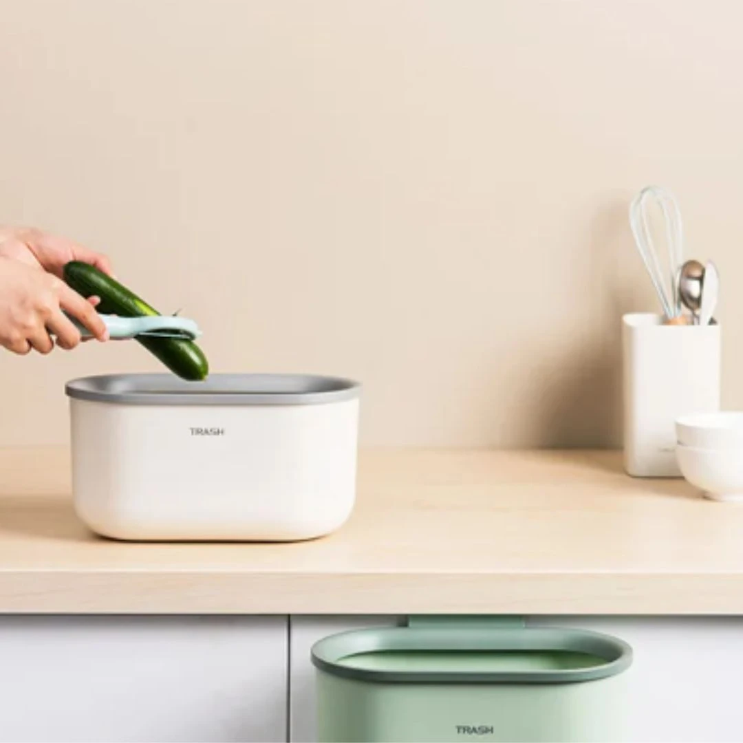 Papelera blanca colgante para cocina, 3.5L, con tapa gris, ideal para desechos de vegetales.