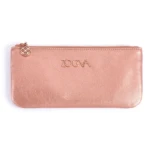 Neceser ZOEVA rosa metálico, textura cuero, con logo grabado y colgante.