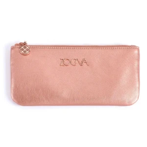 Neceser ZOEVA rosa metálico, textura cuero, con logo grabado y colgante.
