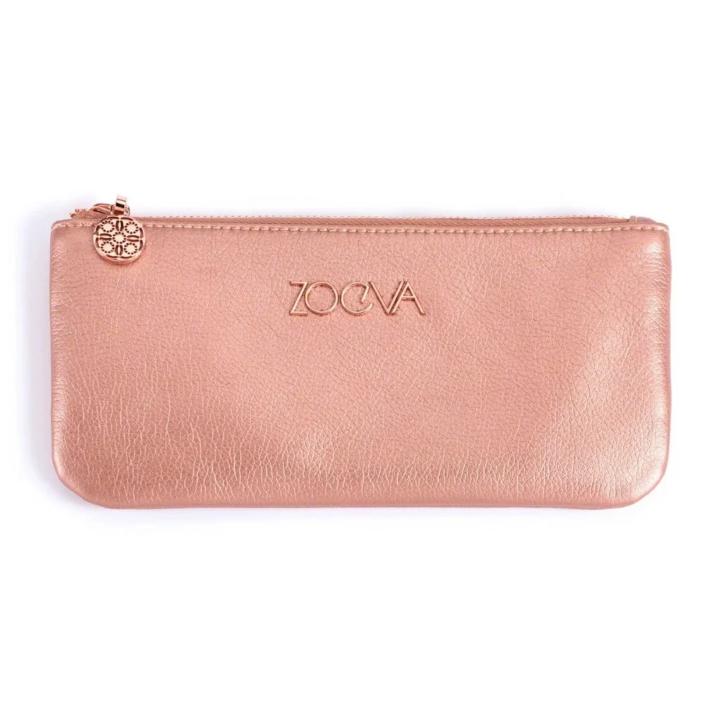 Neceser ZOEVA rosa metálico, textura cuero, con logo grabado y colgante.