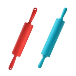 Dos rodillos de silicona, uno rojo y otro azul, con mangos blancos para amasar.