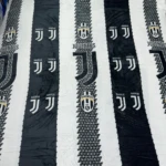 Cobija deportiva Juventus con franjas blancas y negras, diseño con escudo y logo repetidos.