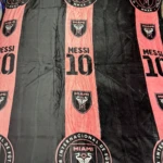 Cobija deportiva negra y rosa con escudo del Inter Miami y número 10 de Messi.